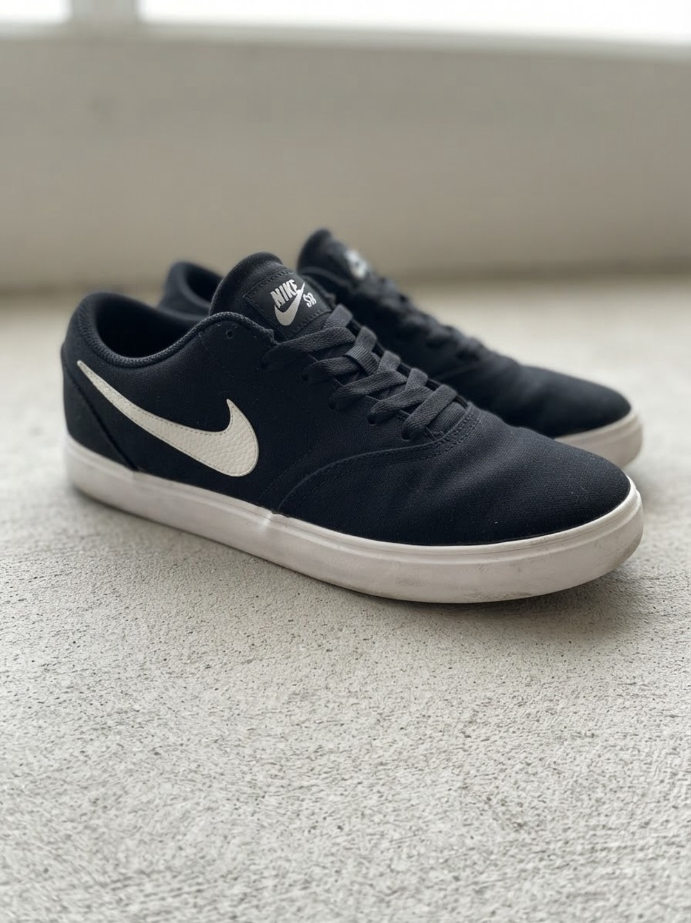 Nike Women’s Black Sneakers with White Swoosh - Low-Top Skate Style